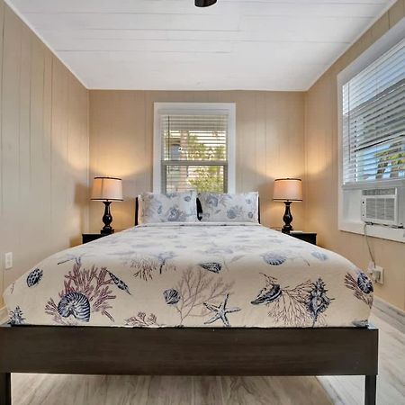 Stones Throw Beachside Bungalow #1 On The Beach Clearwater Beach Ngoại thất bức ảnh