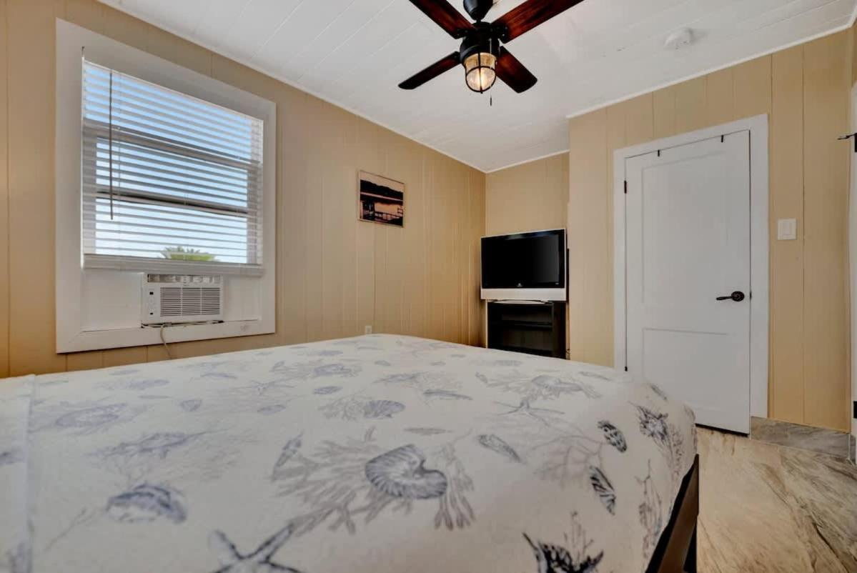 Stones Throw Beachside Bungalow #1 On The Beach Clearwater Beach Ngoại thất bức ảnh
